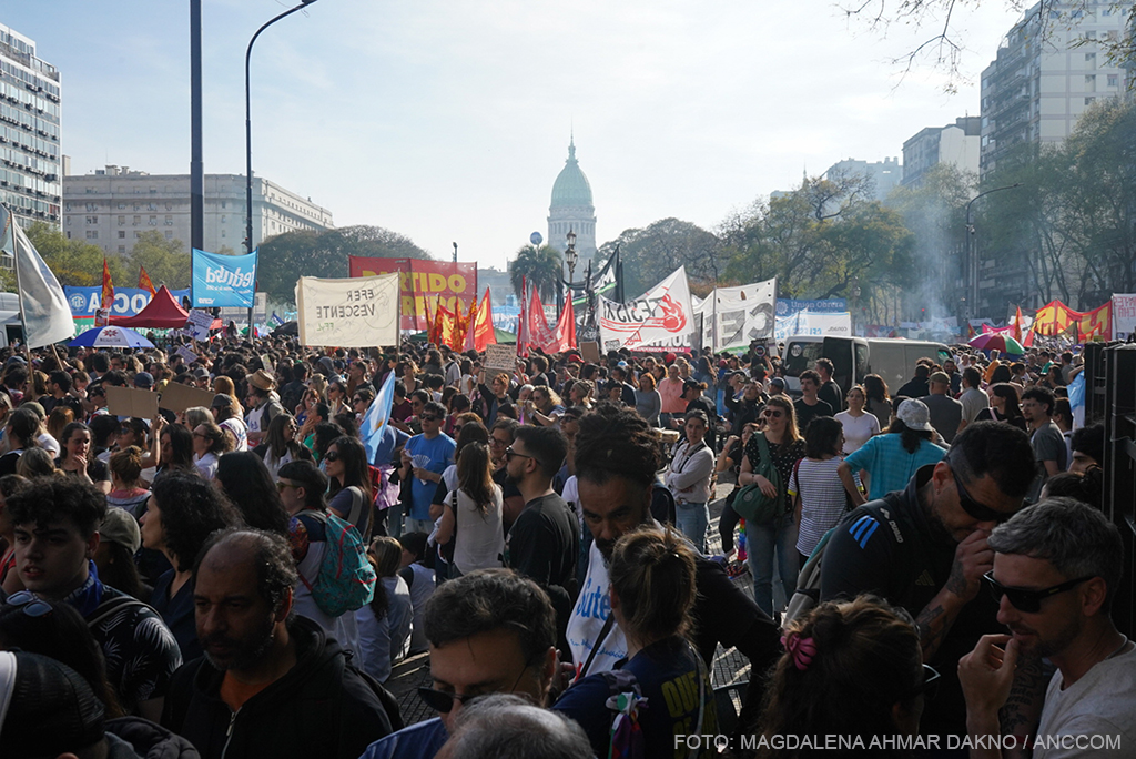 003_013_MarchaContraVetosUniversidadYGarrahan_MagdalenaAhmarDakno-15