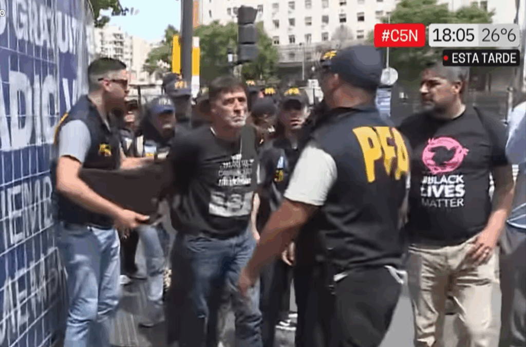 Otra vez, el Padre Paco fue el blanco de la represión a los jubilados